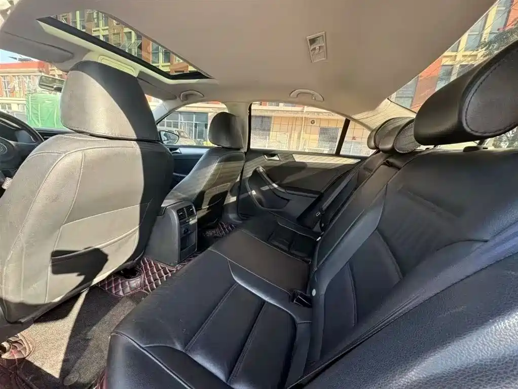 Volkswagen Sagitar 2012 1.6L Automatic Comfort Type фото 8