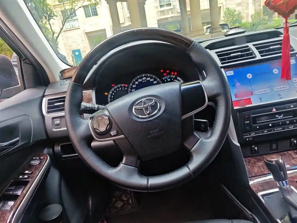 Toyota Camry 2016 2.0G 10th Anniversary Leading Edition фото 3