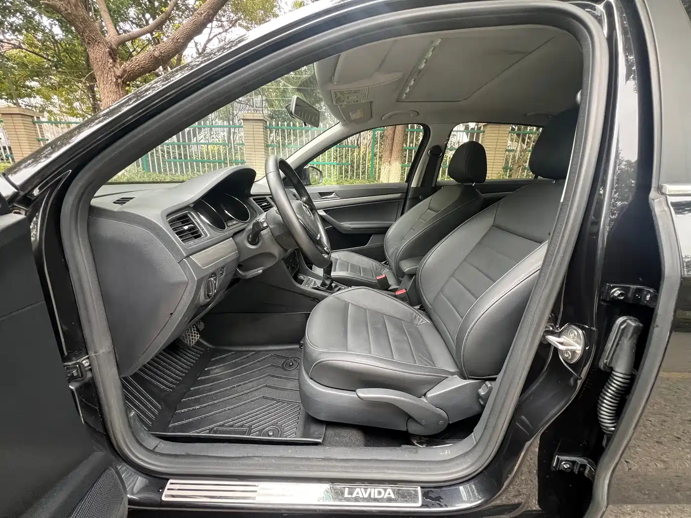 Volkswagen Lavida 2017 1.6L Automatic Comfort Edition фото 5