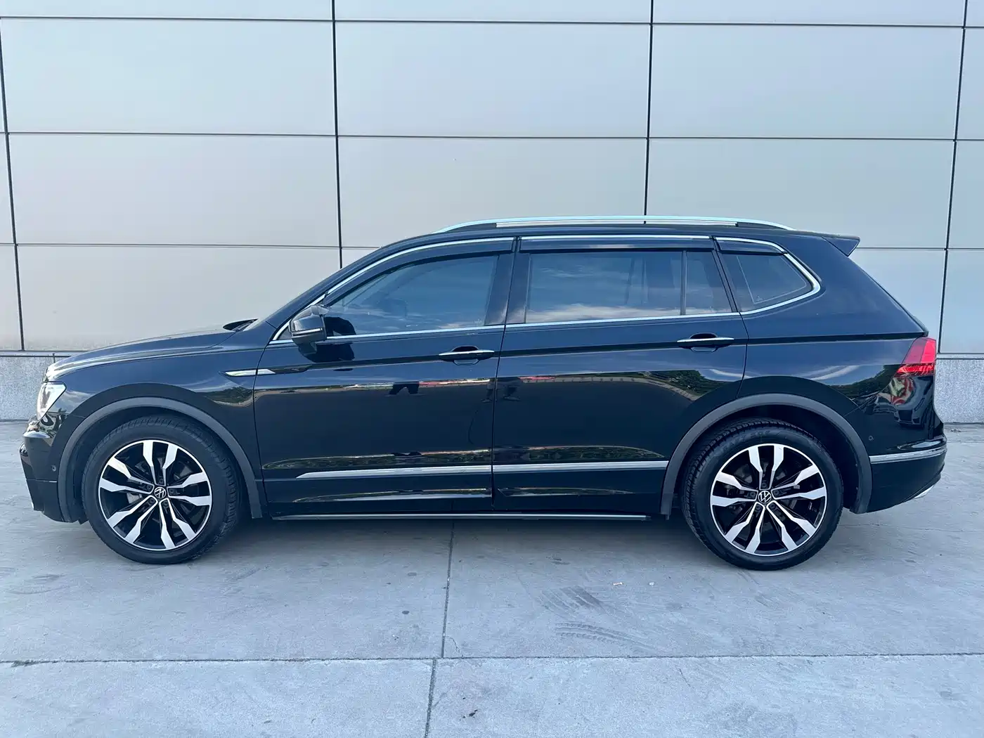 Volkswagen Tiguan L 2021 330TSI Automatic 2WD R-Line Premium фото 23