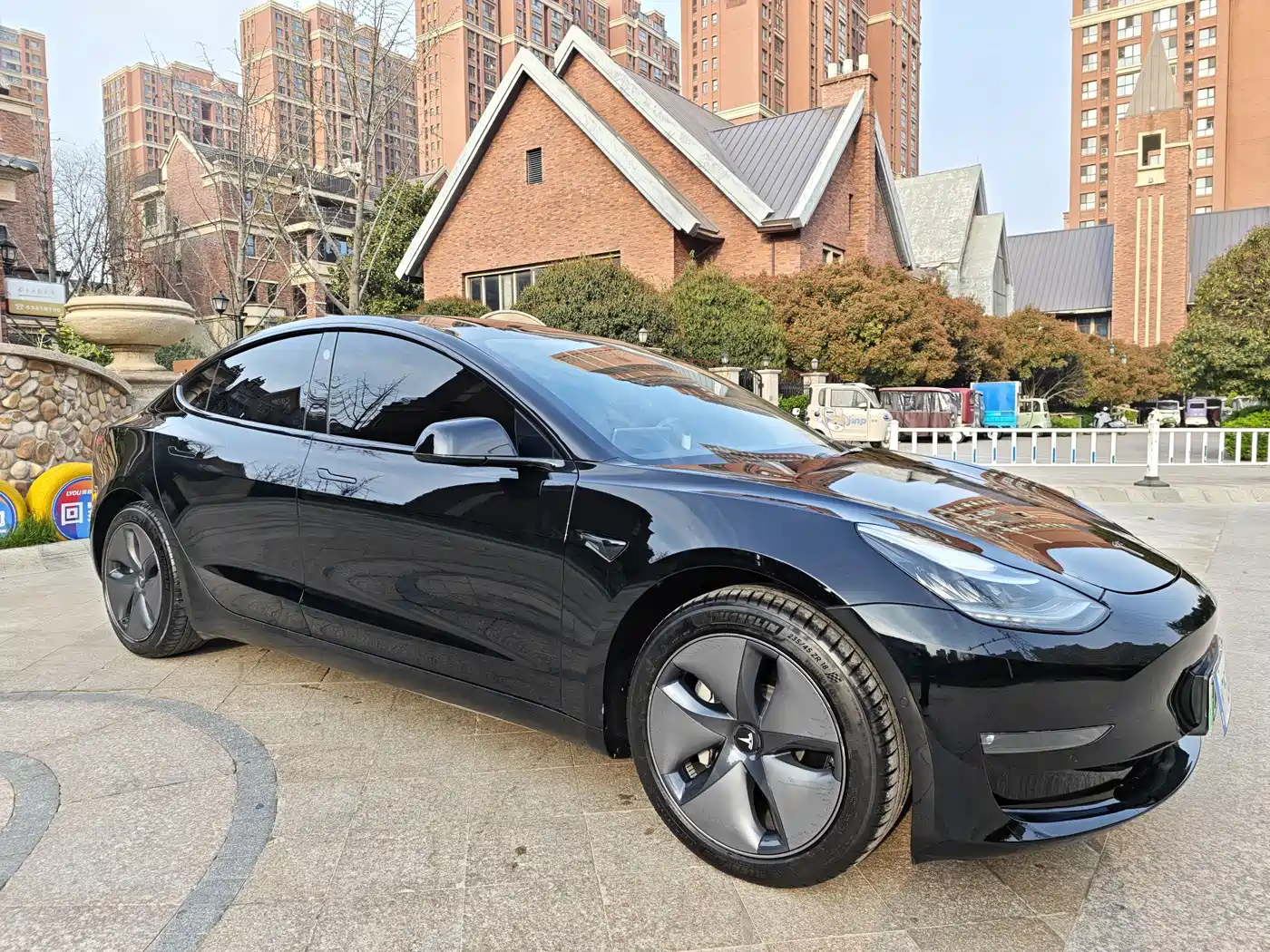 TESLA MODEL 3