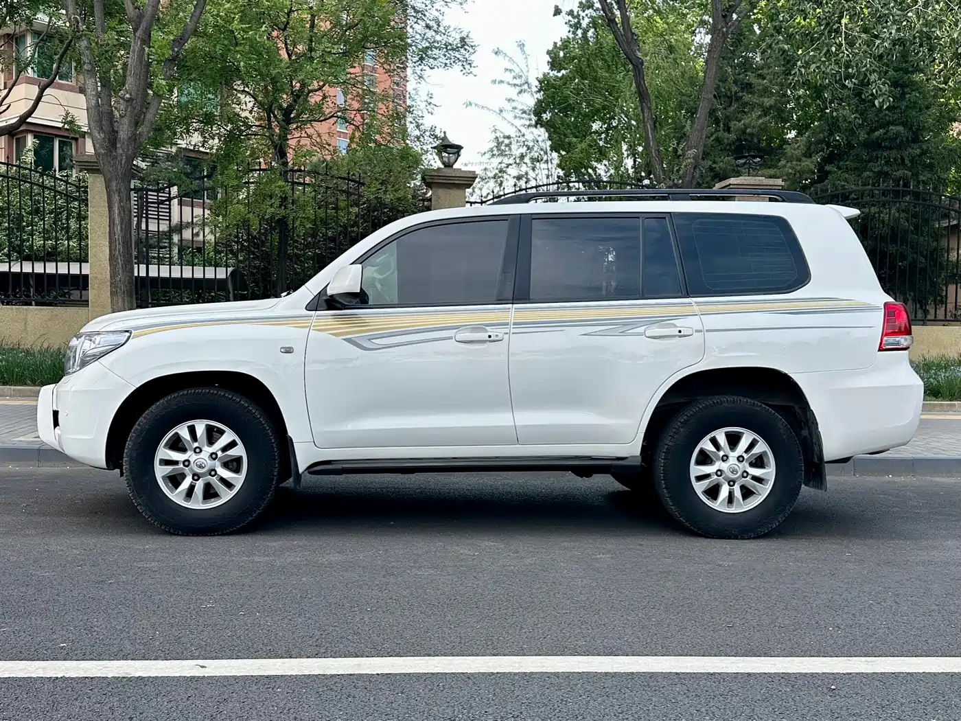 Toyota Land Cruiser 2010 Model 4.7L Automatic VX фото 3