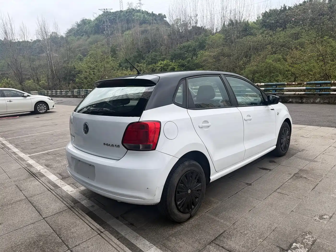 Volkswagen Polo 2011 1.4L Manual Joy Edition фото 17