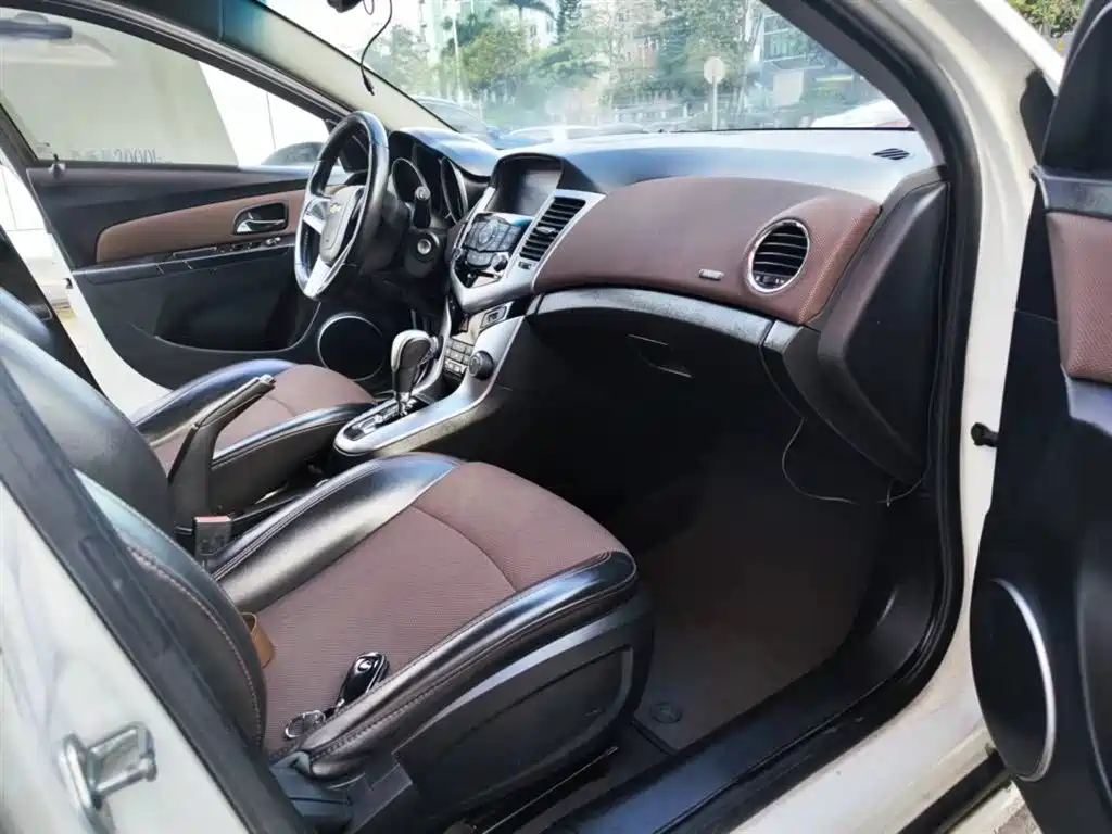 Chevrolet Cruze 2013 Hatchback 1.6L Automatic Luxury фото 5