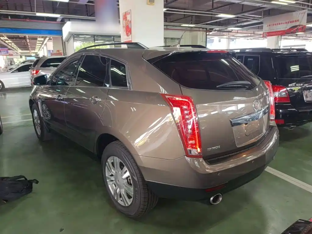 Photo 5 - Cadillac SRX