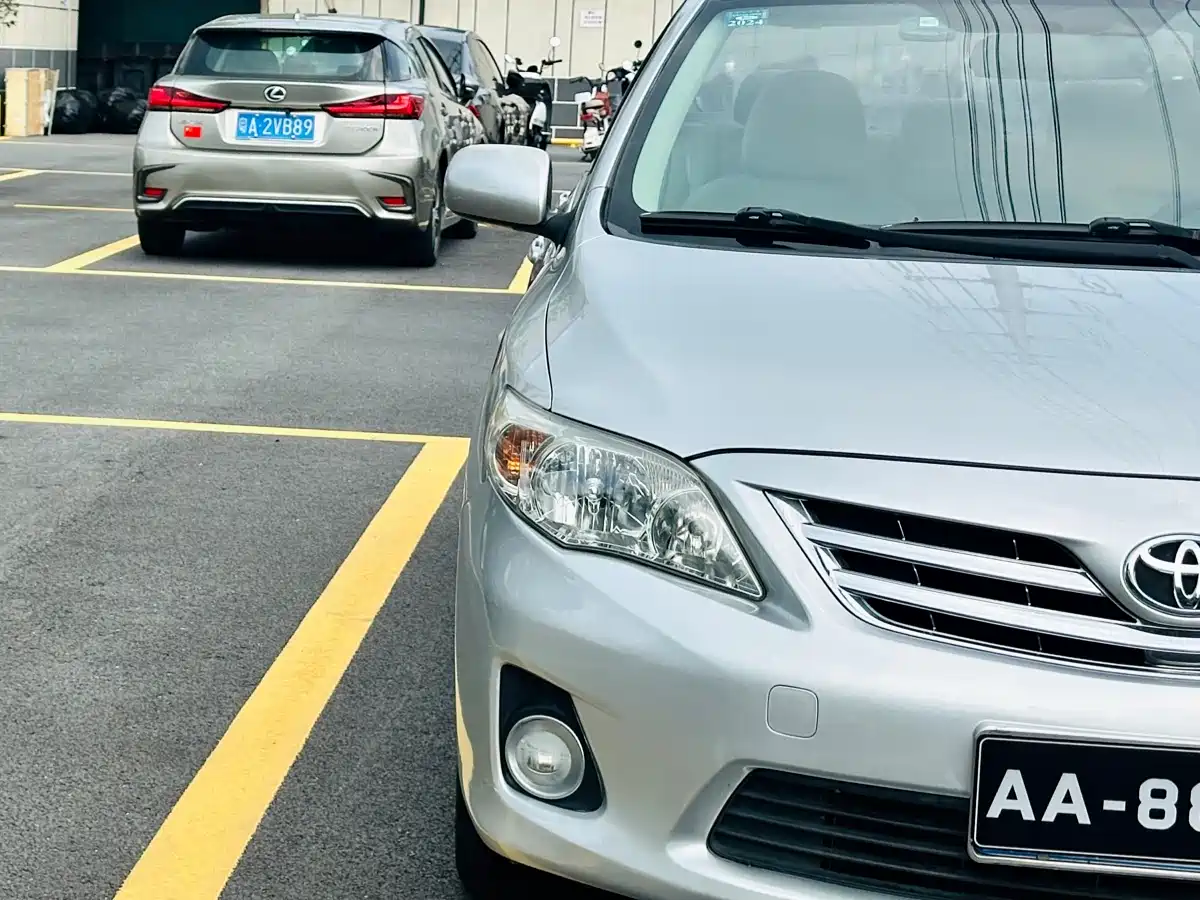 Toyota Corolla 2011 1.8L CVT GL-i Commemorative Edition фото 4
