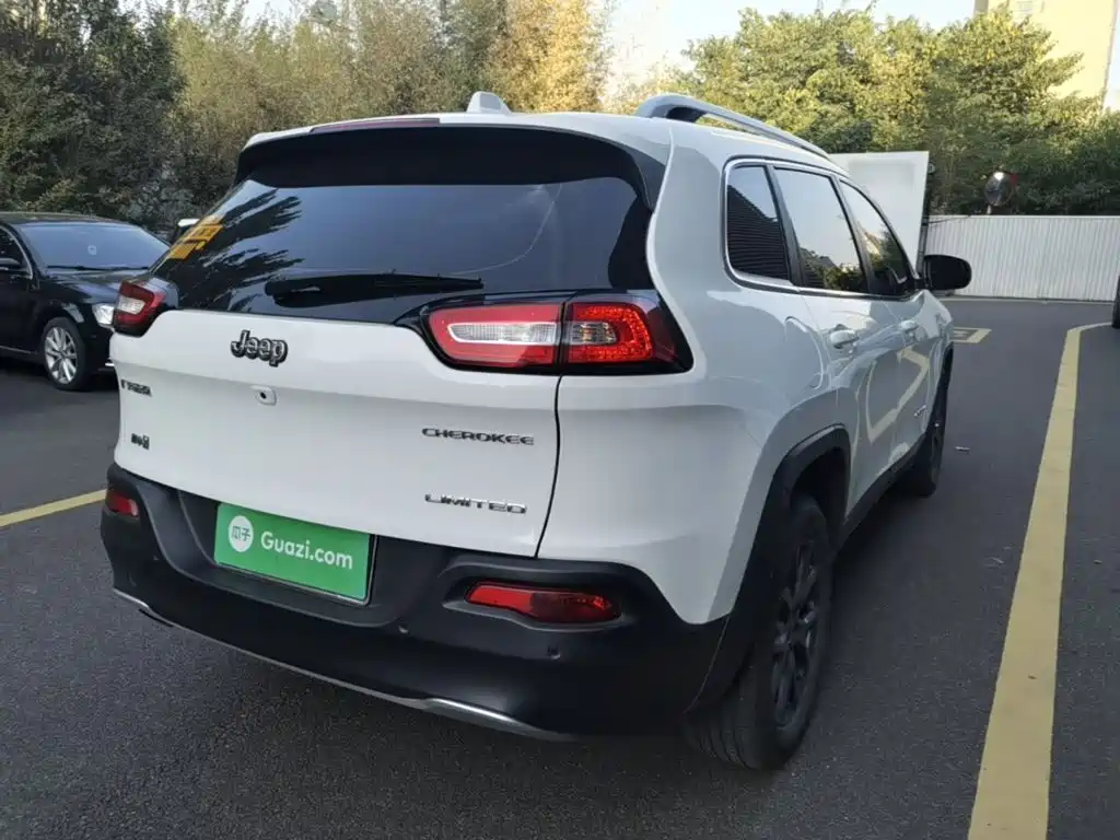 صورة 7 - Jeep Cherokee