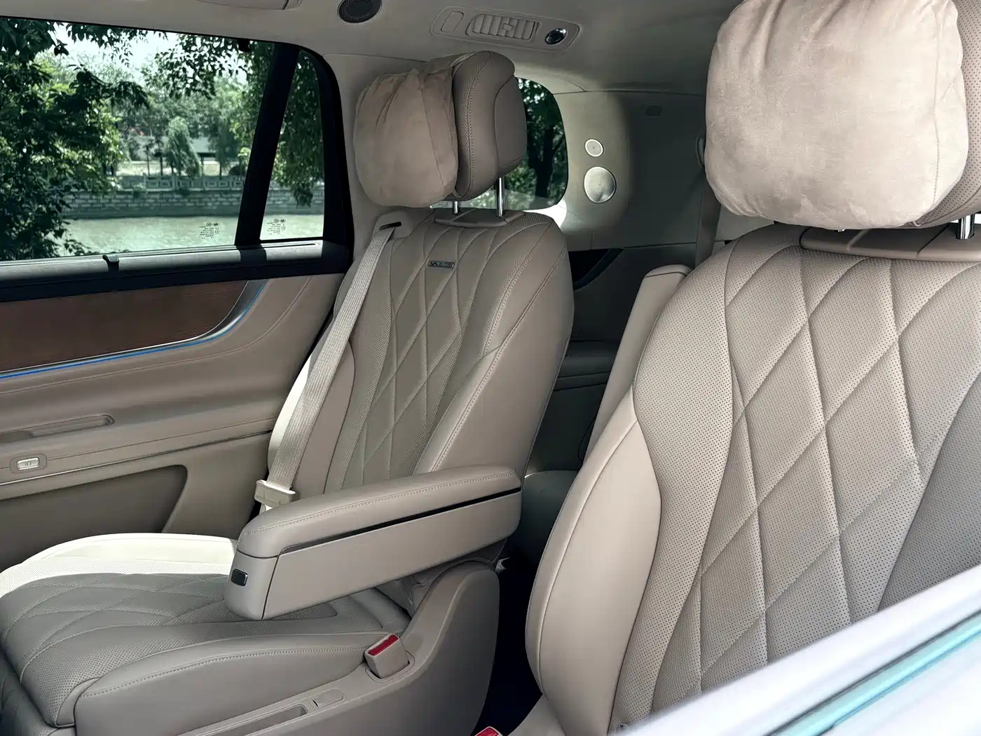 AITO Wenjie AITO M9 2024 Extended Range Ultra 42kWh 6-Seater фото 16