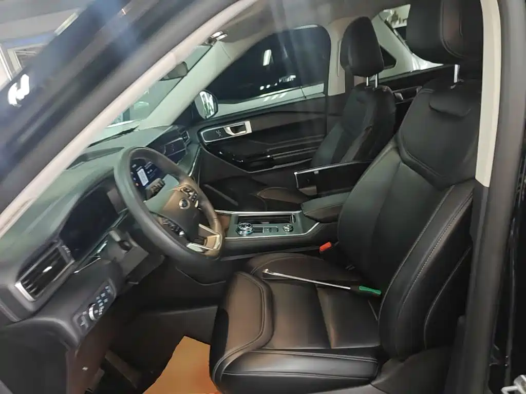 Photo 15 - Ford Explorer