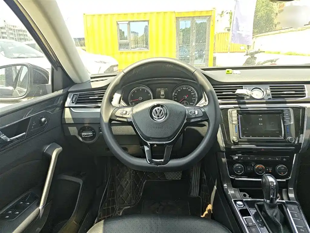 Volkswagen Passat 2017 330TSI DSG Luxury фото 11