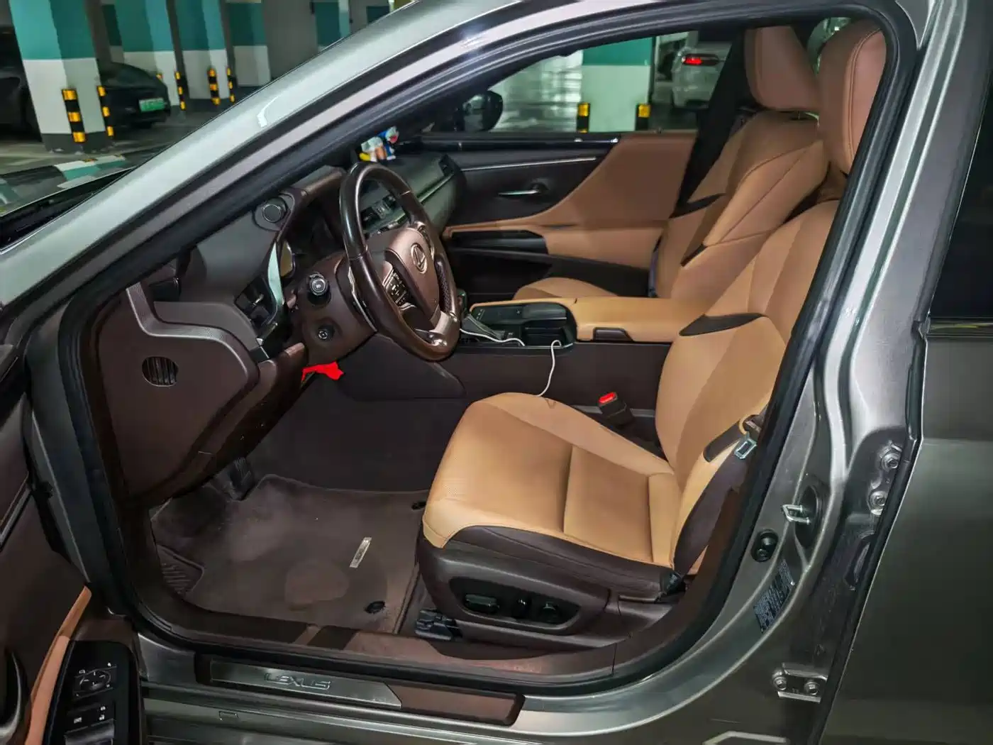 Photo 4 - Lexus ES