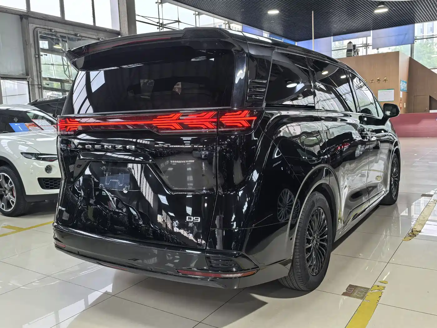 Denza D9 2022 DM-i 970 AWD Flagship фото 6