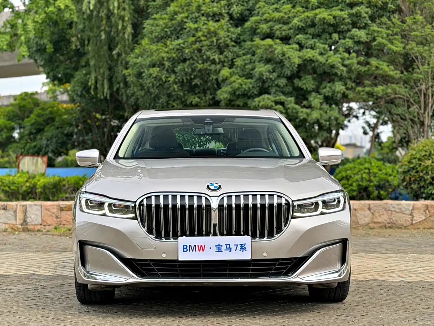 Photo 2 - BMW 7 Series