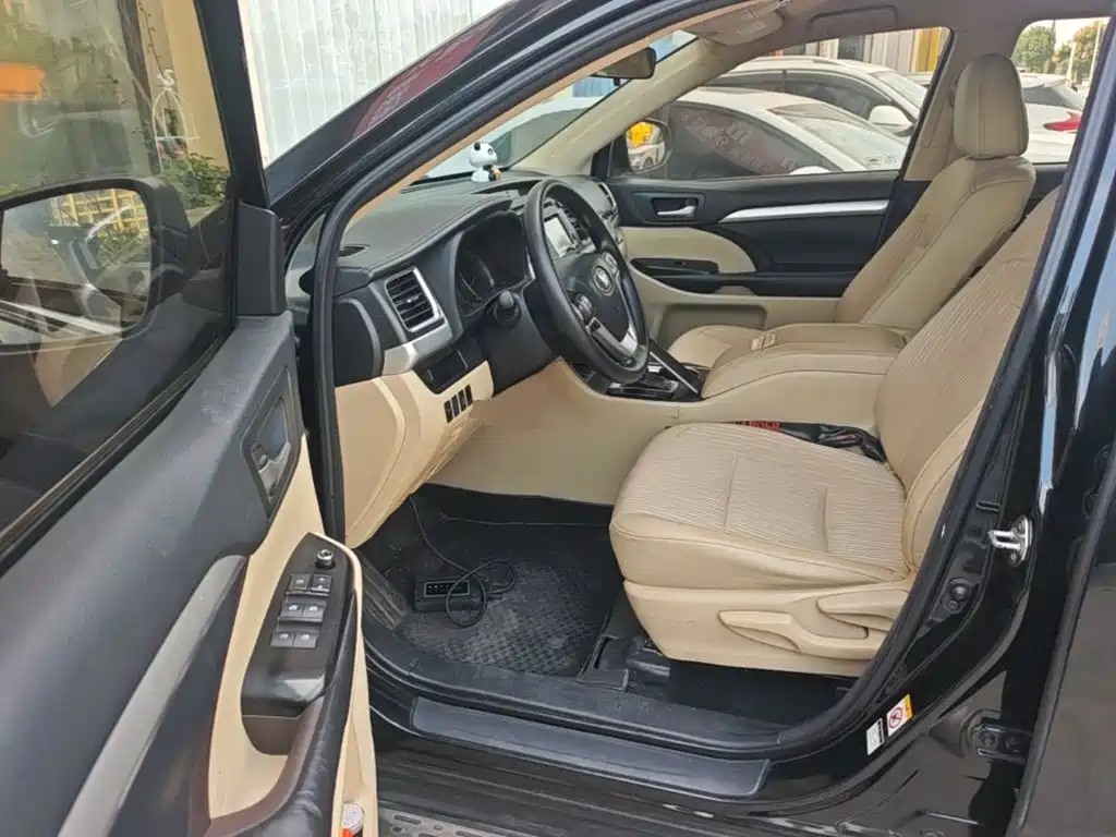Photo 16 - Toyota Highlander