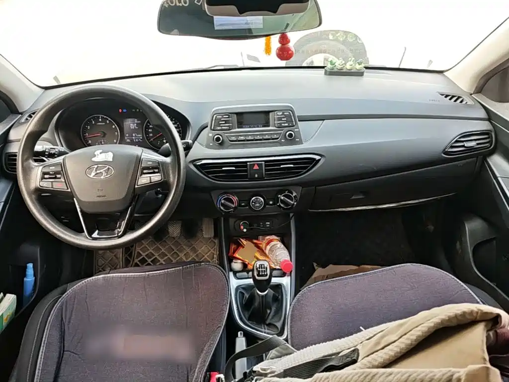 Photo 10 - Hyundai Elantra