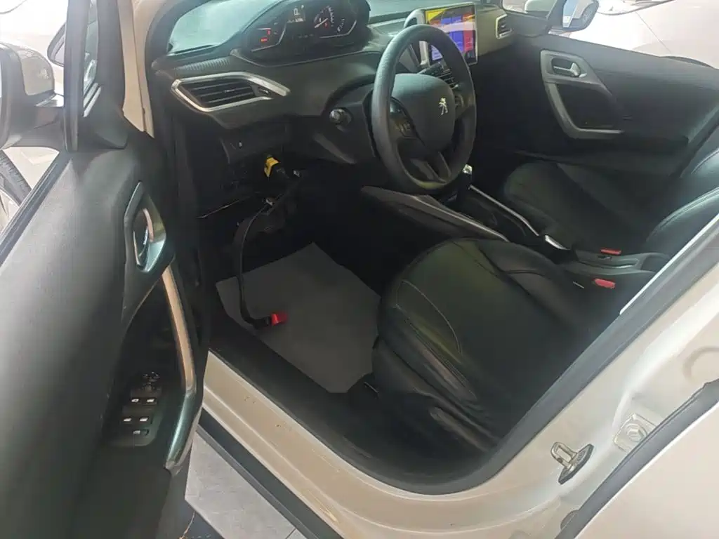 Photo 16 - Peugeot 2008