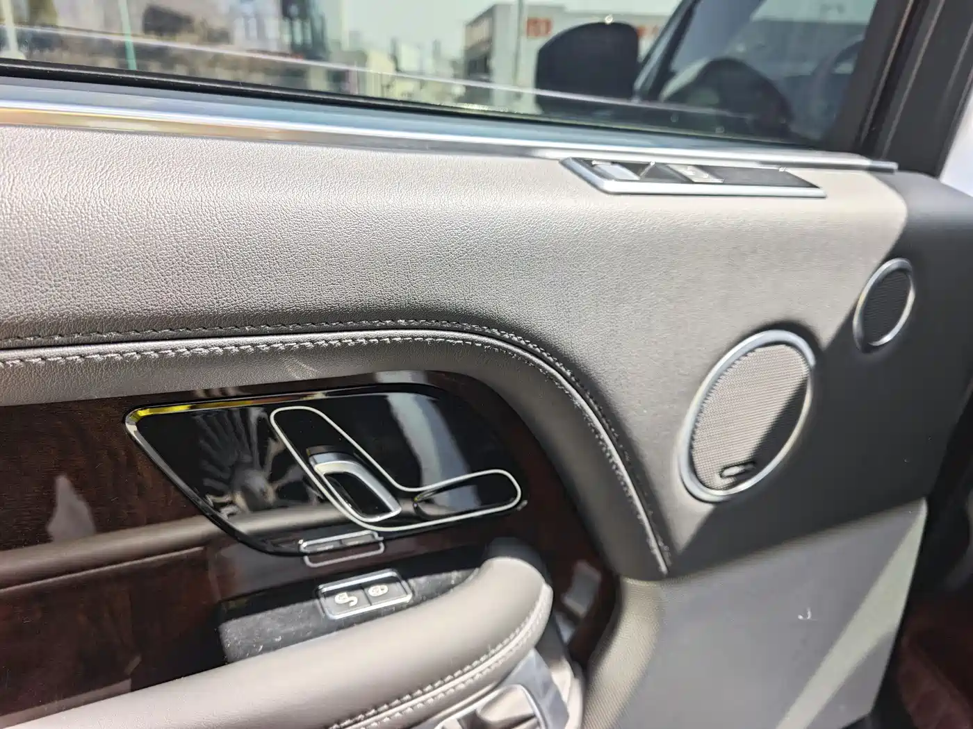 Land Rover Range Rover 2020 3.0 L6 Heritage Extended Edition фото 18
