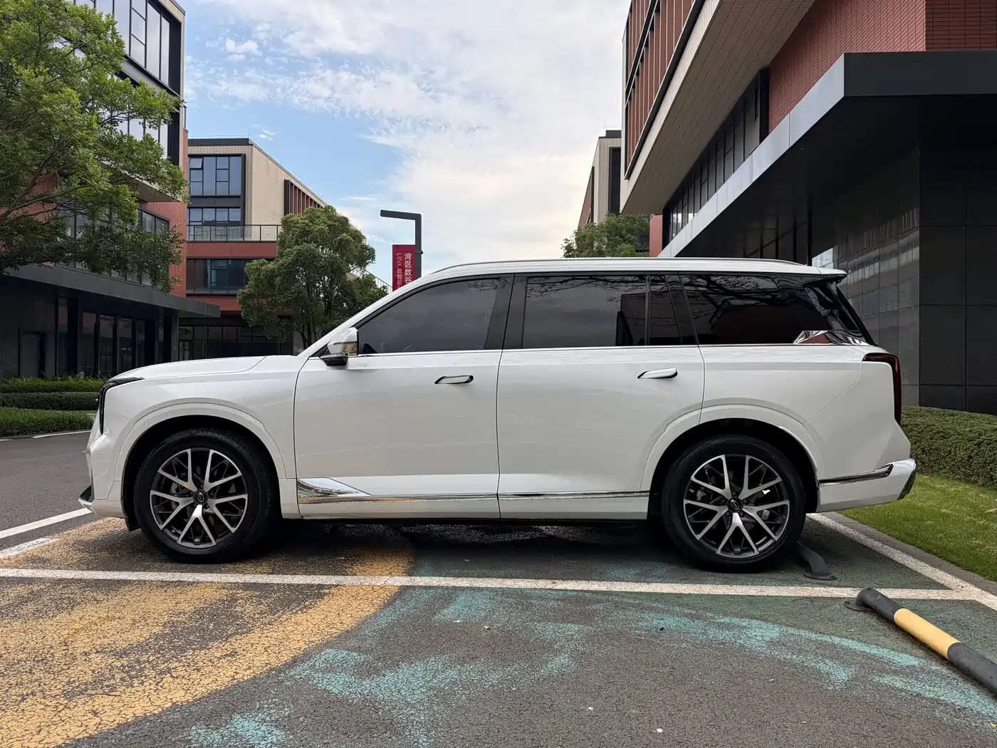 GAC Trumpchi Trumpchi GS8 2022 Dual Engine Series 2.0TM 2WD Premium Edition (6-Seater) фото 5