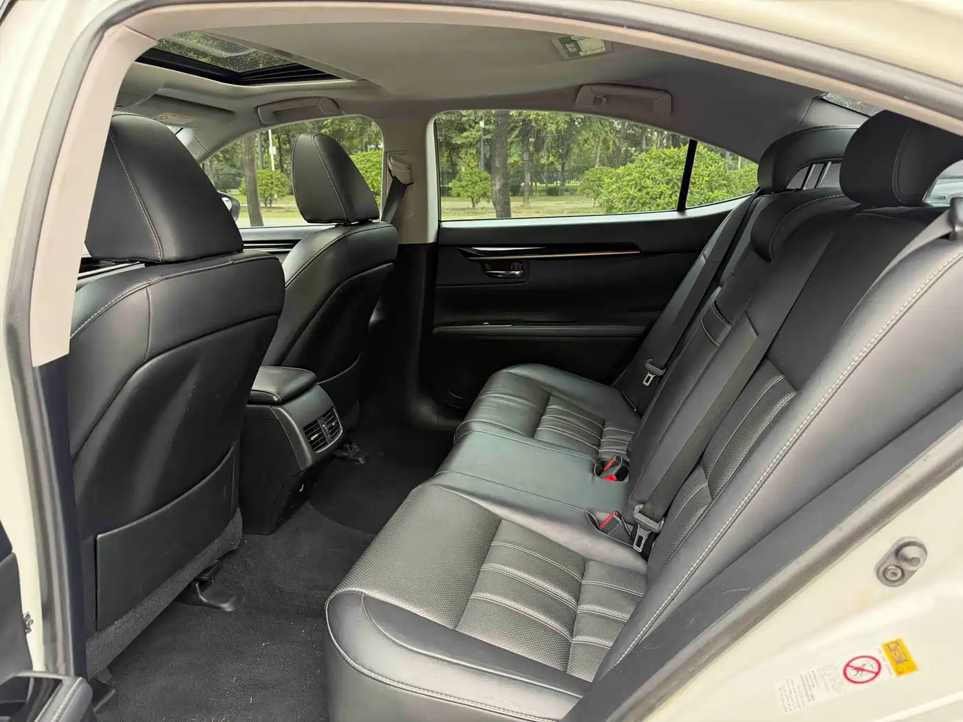 Photo 13 - Lexus ES