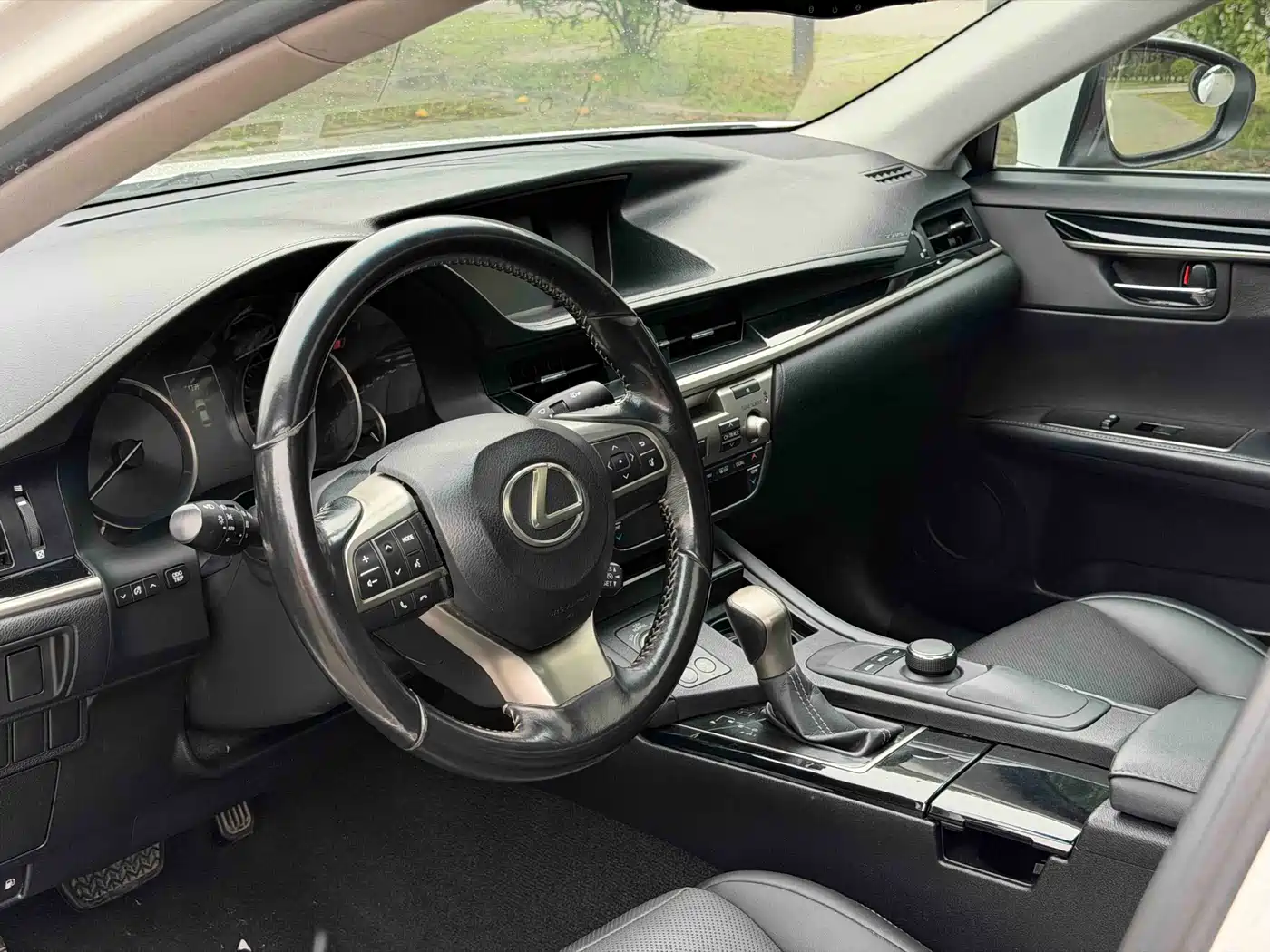 Photo 12 - Lexus ES
