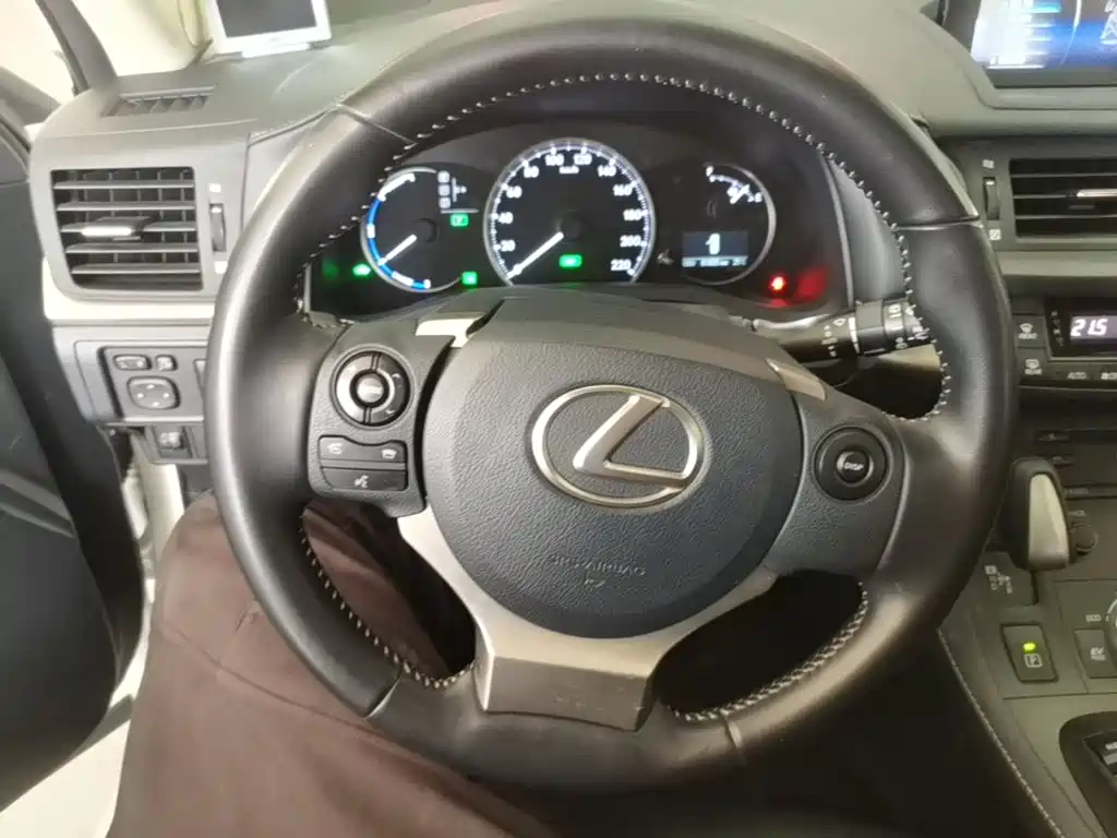 Photo 11 - Lexus CT