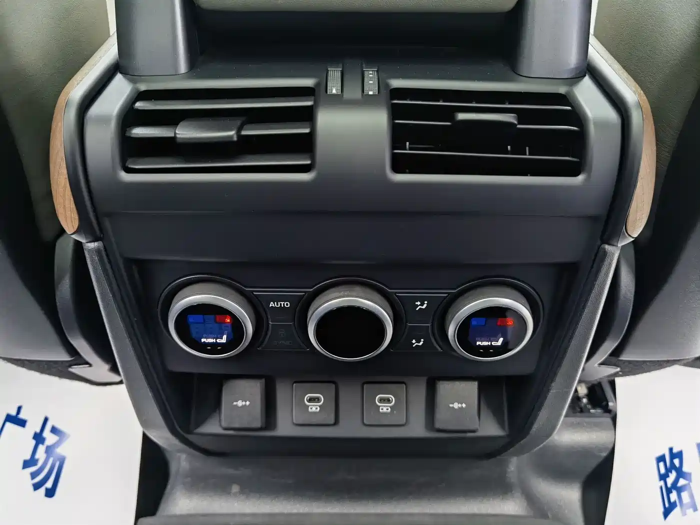 Land Rover Defender 2022 110 P400 Dark Special Edition фото 18
