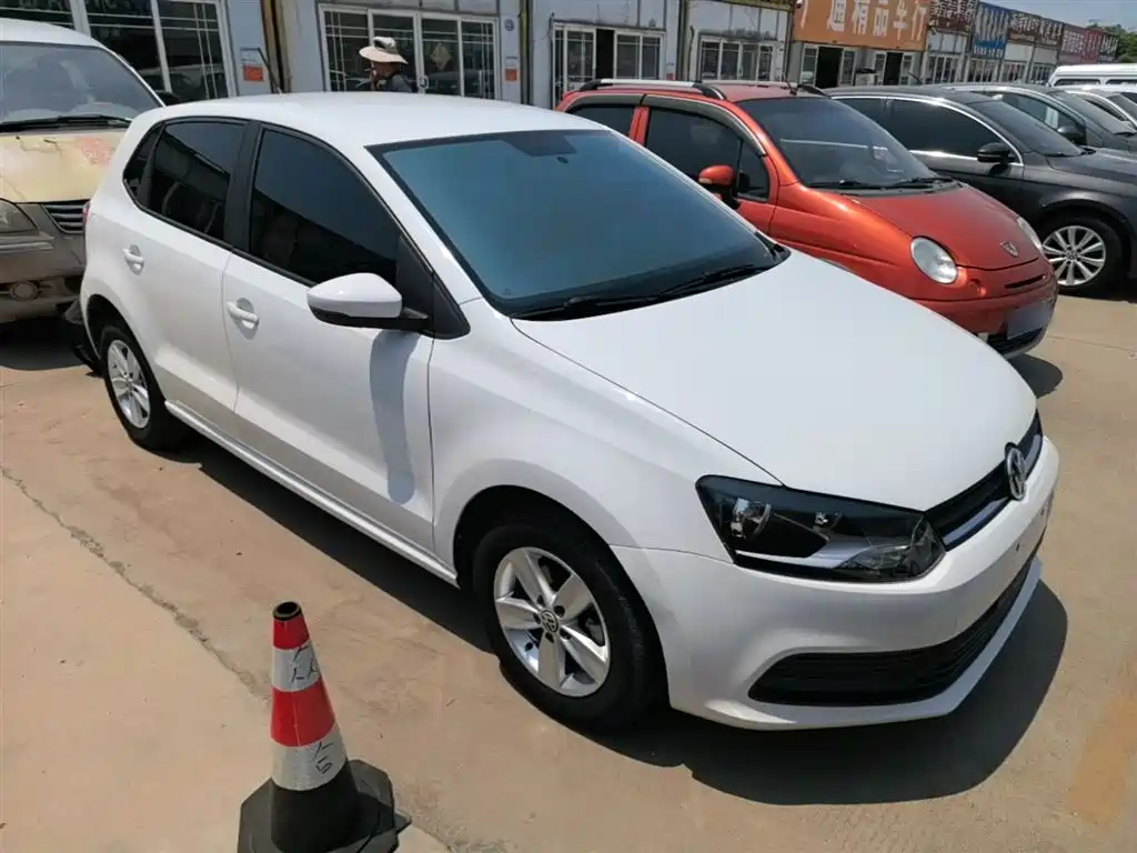 Volkswagen Polo 2014 1.4L Manual Trend Edition фото 4