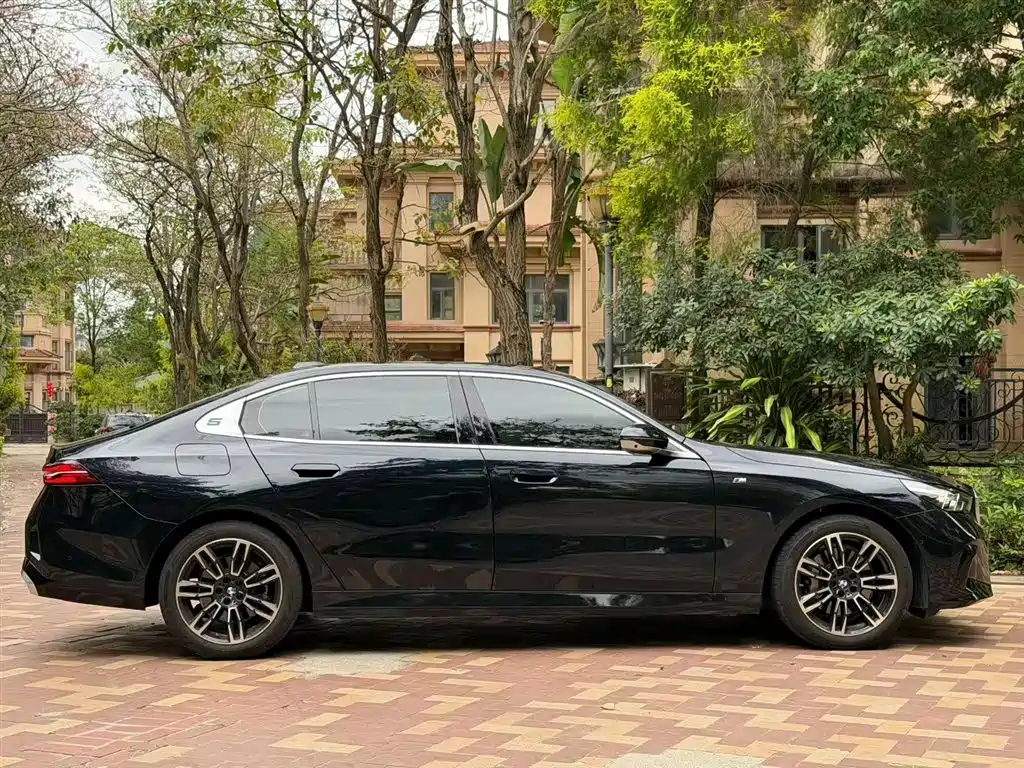 BMW 5 Series 2025 530Li Leading M Sport Package фото 9