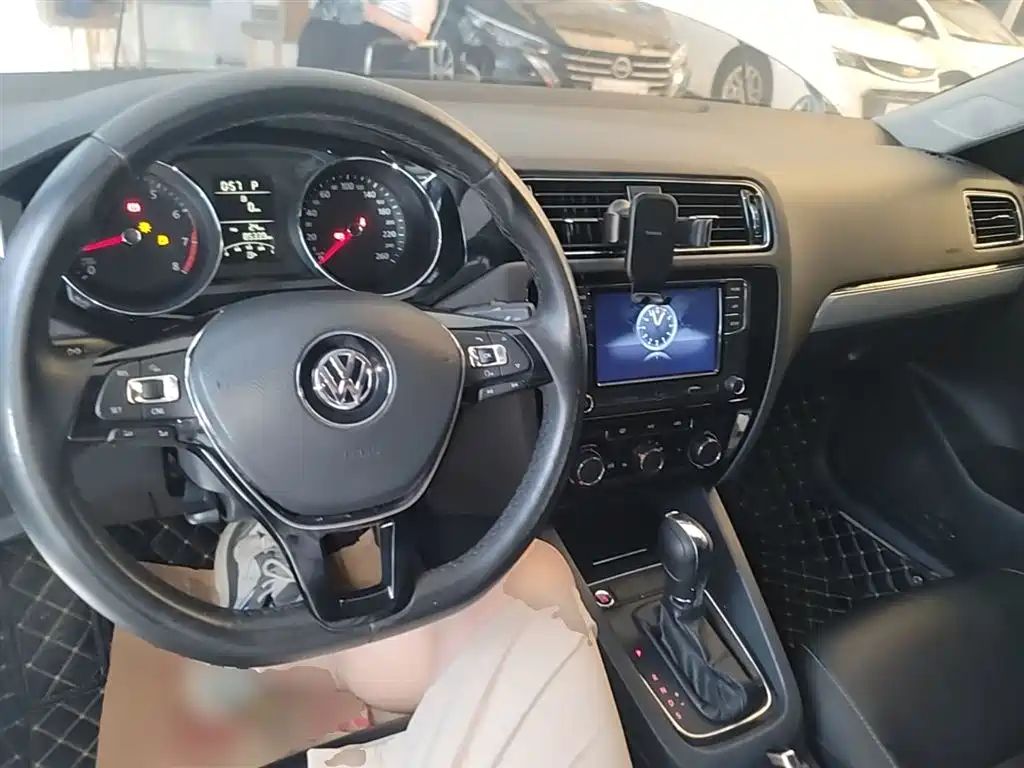 Volkswagen Sagitar 2018 1.6L Automatic Comfort фото 10