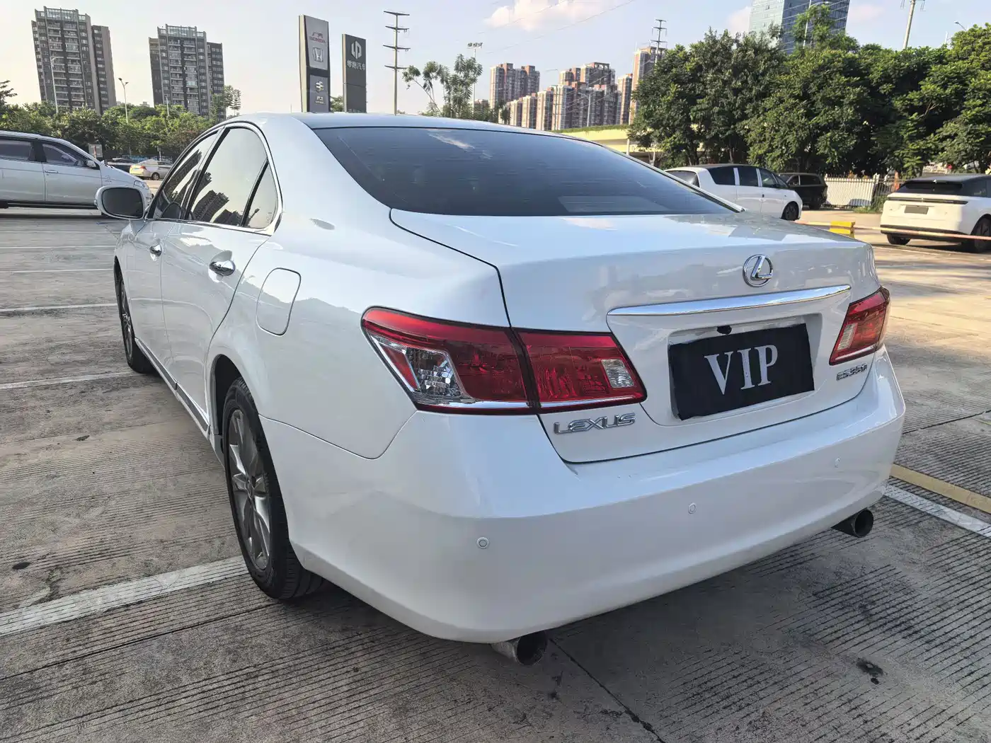 Фото 13 - Lexus ES
