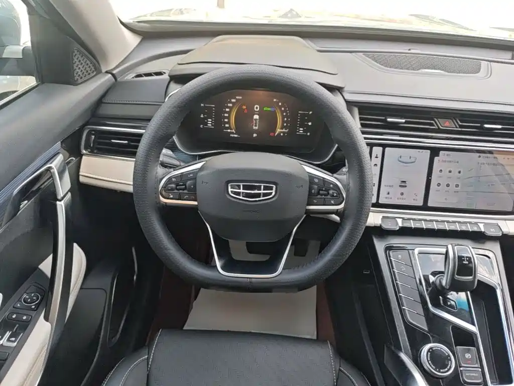 Фото 11 - Geely Atlas