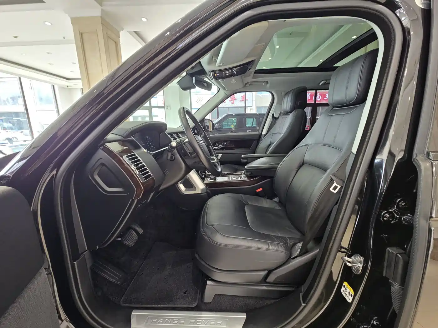 Land Rover Range Rover 2022 3.0 L6 360PS Golden Age Edition фото 8