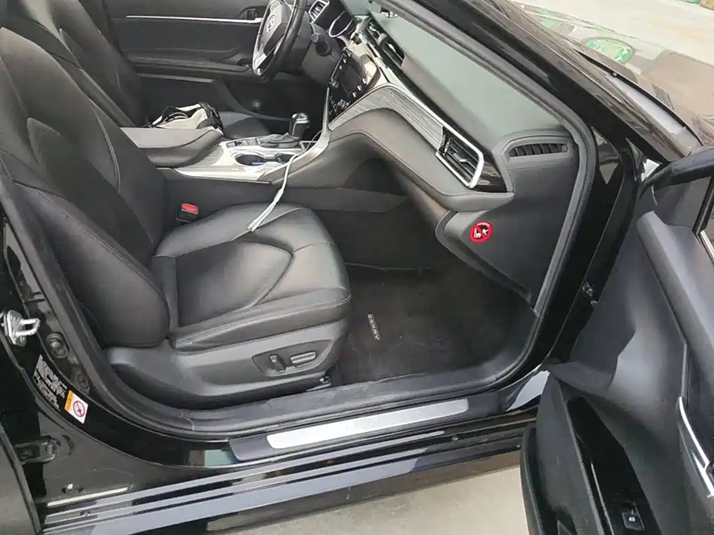 Фото 13 - Toyota Camry