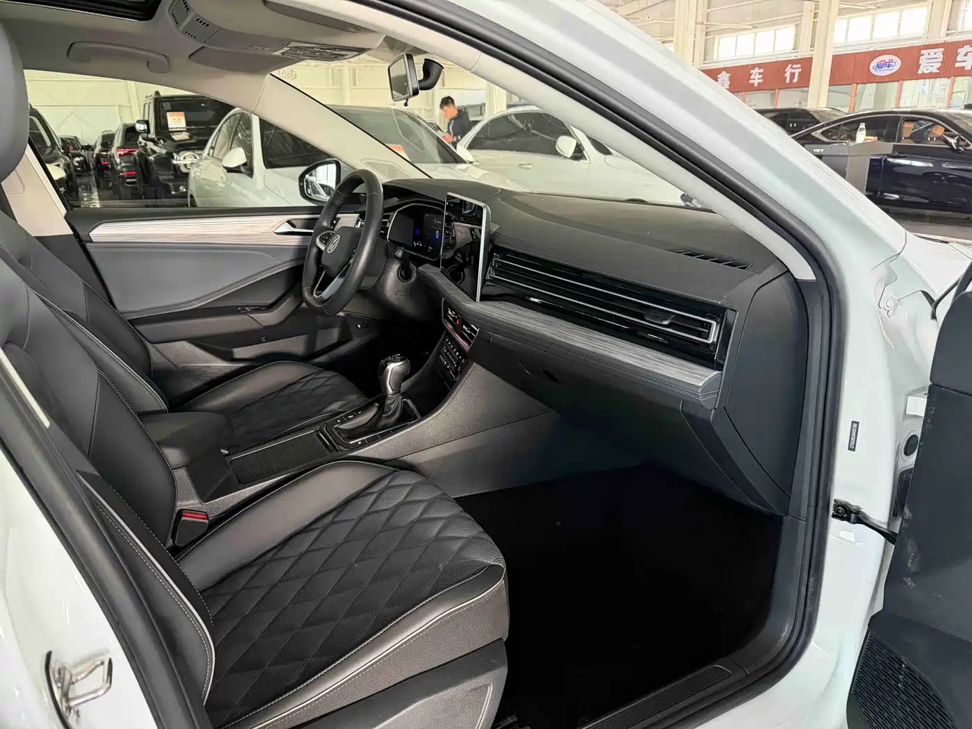 Volkswagen Sagitar 2023 Model Year 280TSI DSG Surpass Edition фото 17