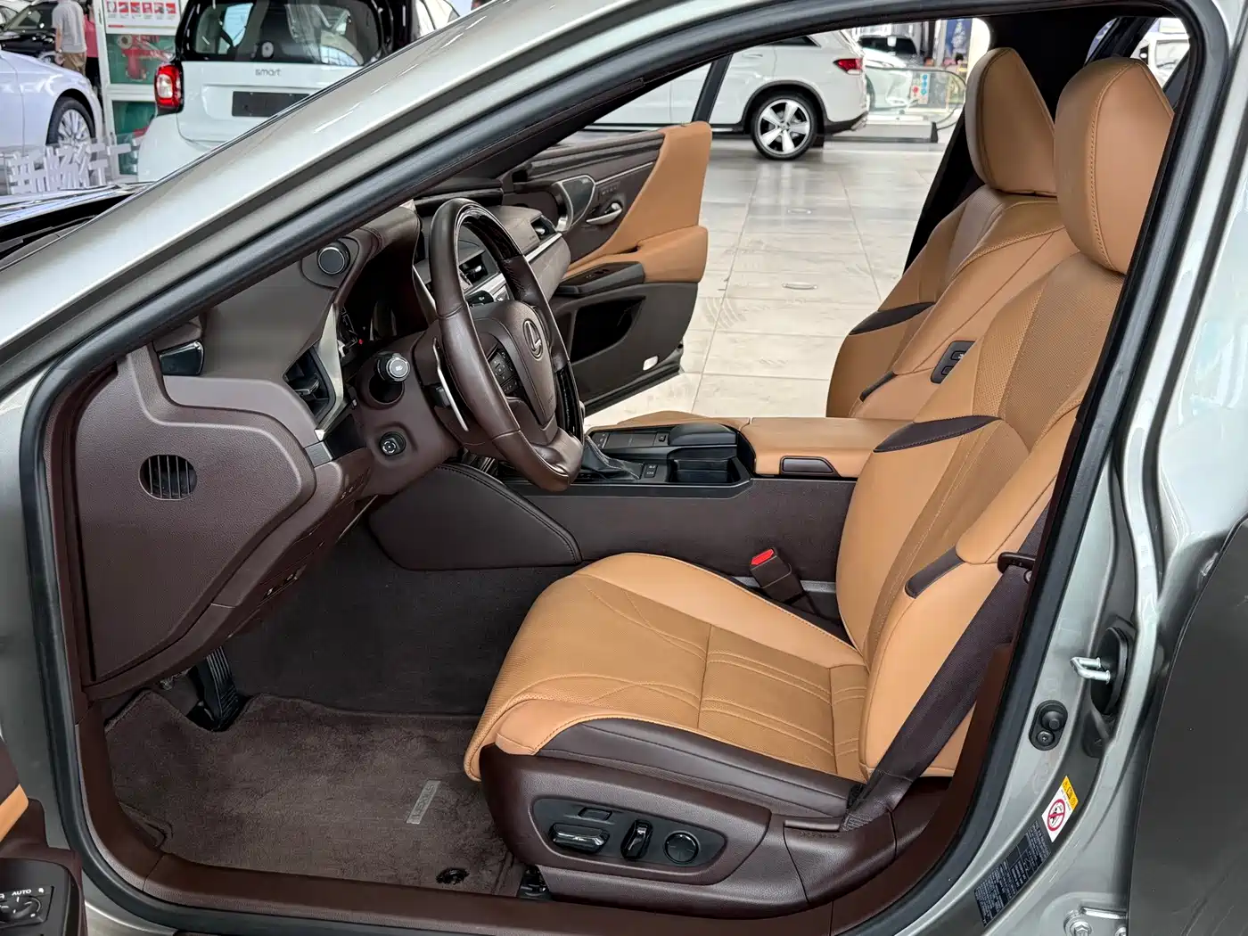 Фото 8 - Lexus ES