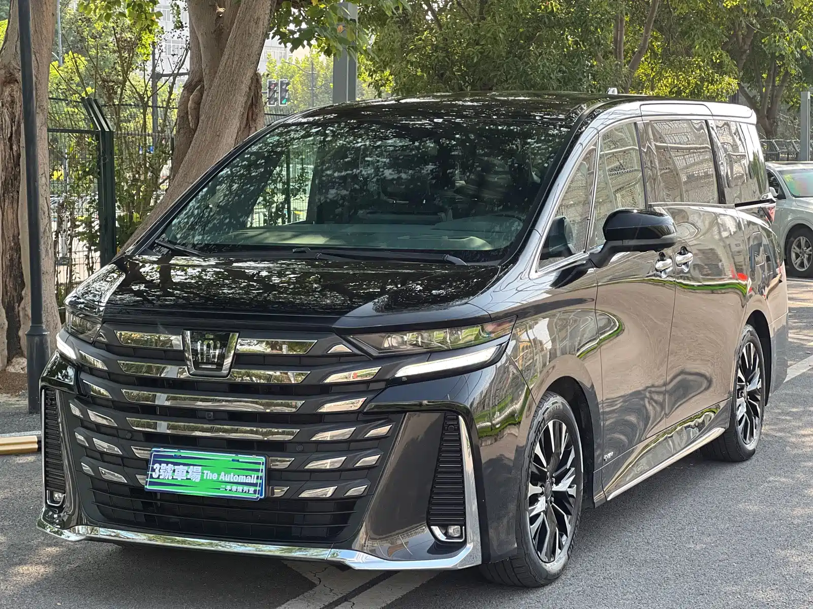 Фото 1 - Toyota Vellfire