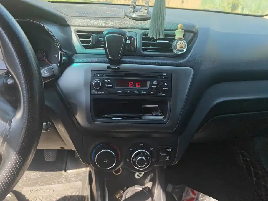 Kia K2 2013 2012 Sedan 1.4L MT GLS Commemorative Edition