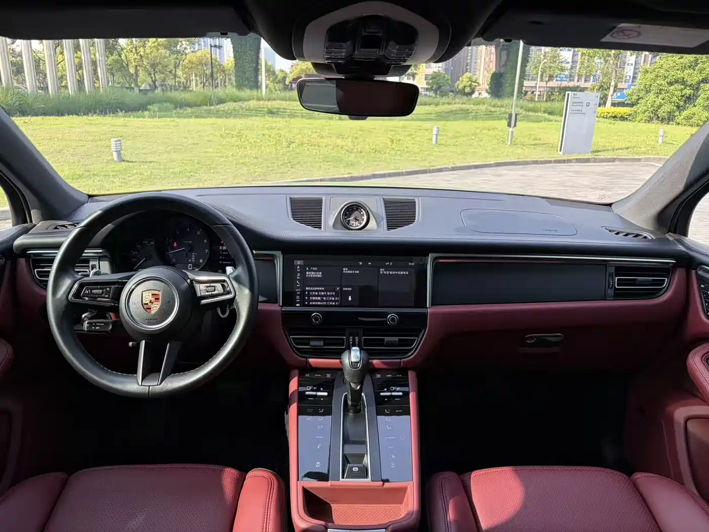 PORSCHE MACAN