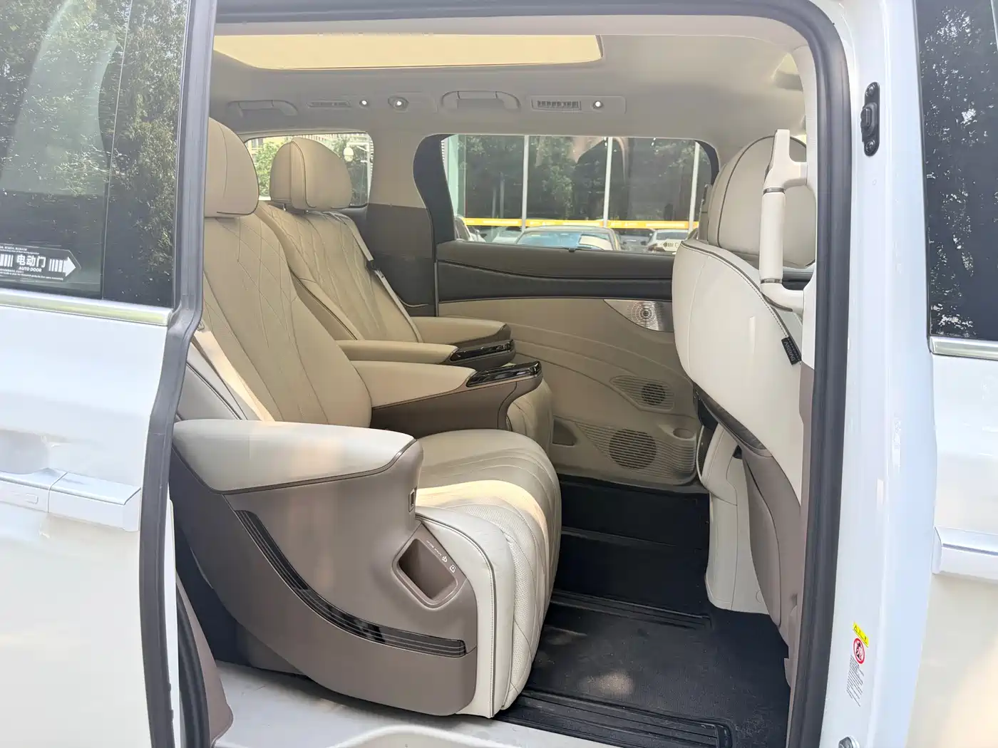 Denza D9 2022 DM-i 1040 Premium фото 12