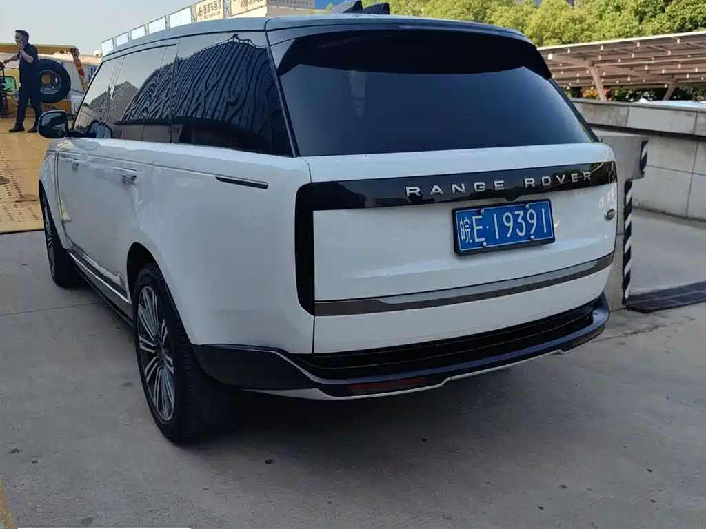 Land Rover Range Rover 2023 3.0 L6 400PS Golden Age 7-Seater Long Wheelbase фото 2