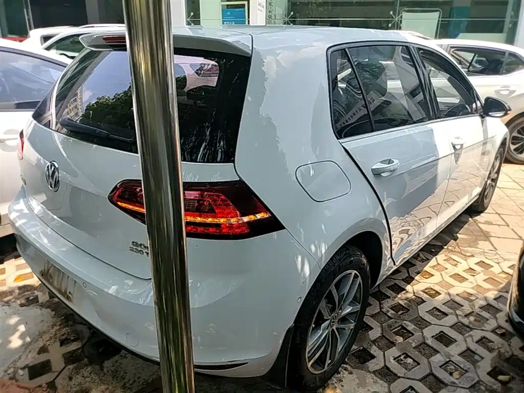 Volkswagen Golf 2017 230TSI Auto Luxury Millionth Anniversary Edition фото 7