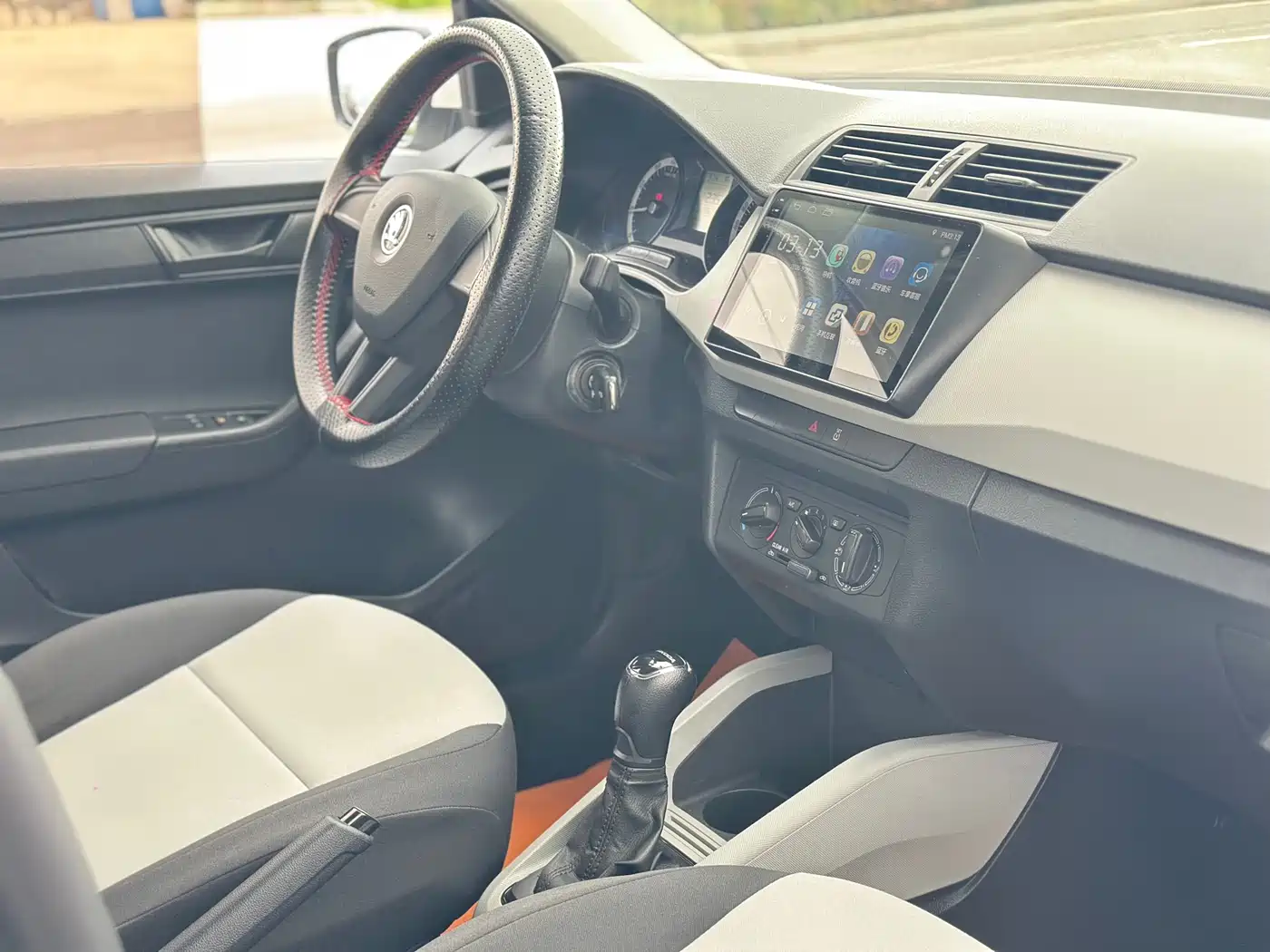 Škoda Fabia 2017 1.4L Auto Forward Edition фото 6