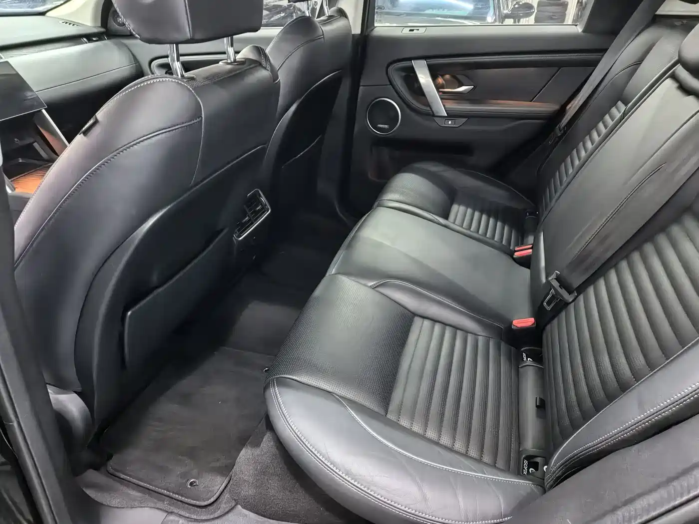 Land Rover Discovery Sport 2024 Luxury Custom Edition фото 8