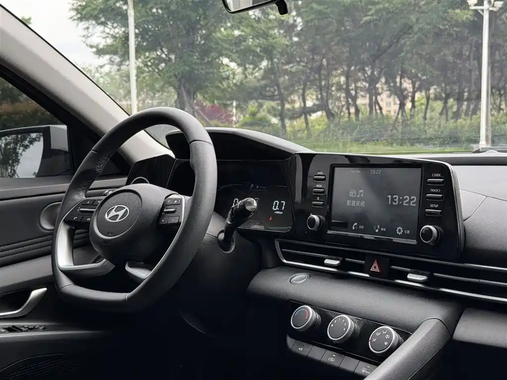 Hyundai Elantra 2023 1.5L CVT GLX Elite Edition фото 8