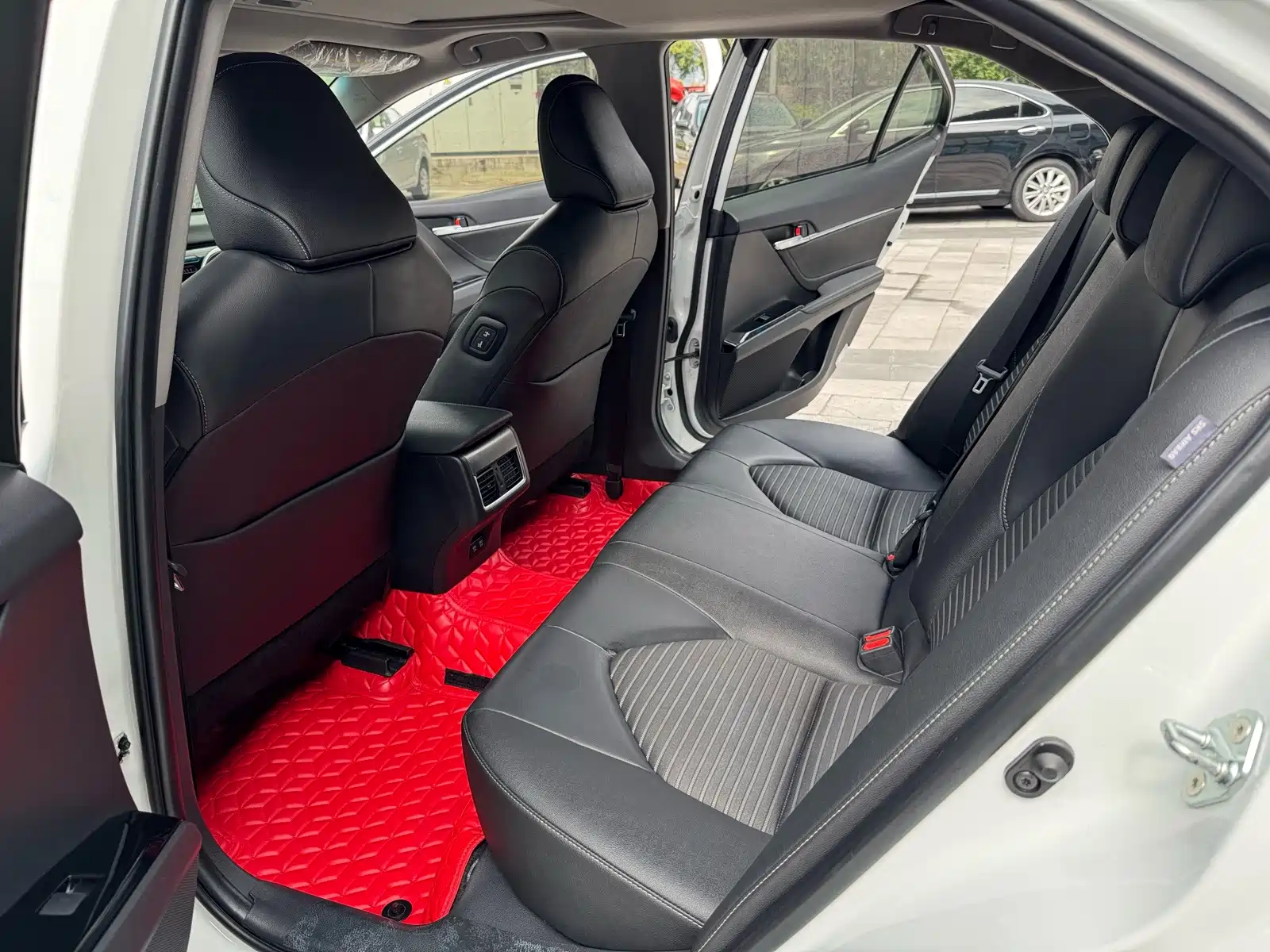Photo 10 - Toyota Camry