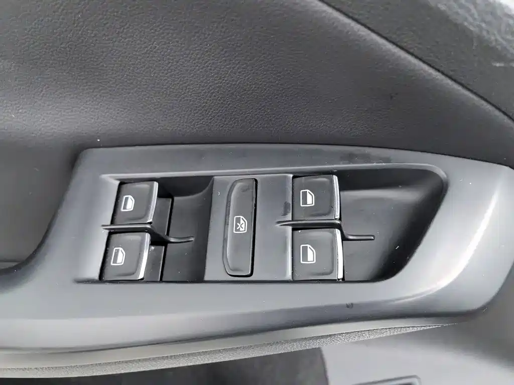 Photo 9 - Volkswagen Sagitar