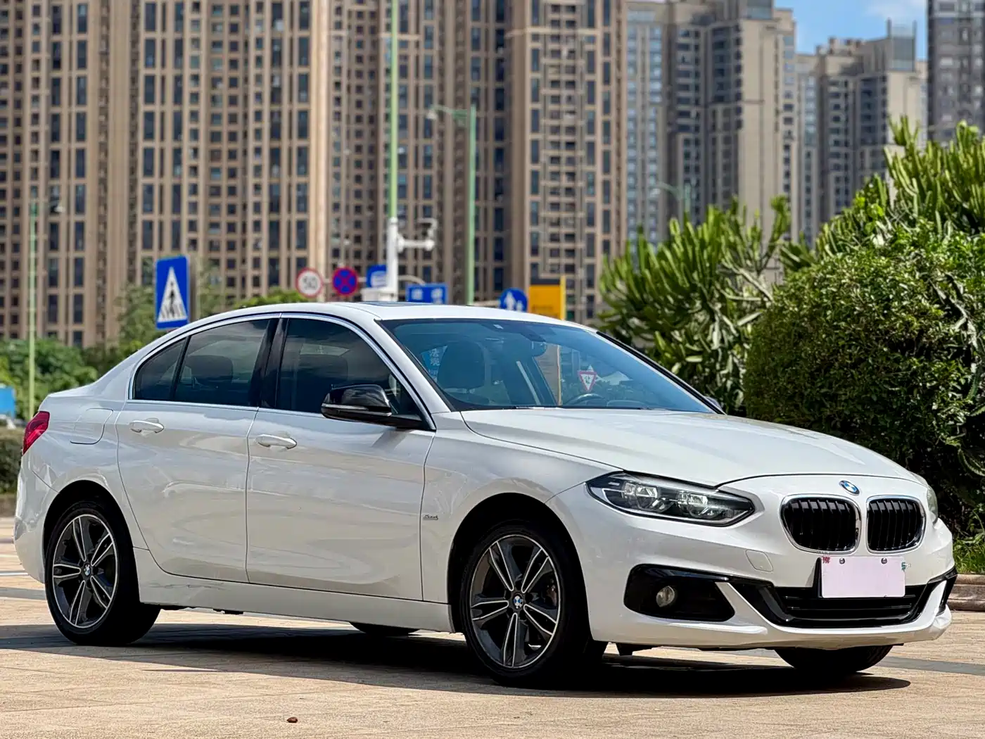 BMW 1 Series 2018 118i Sport Edition фото 3