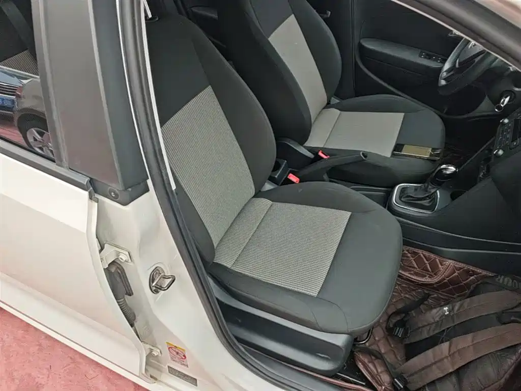 Volkswagen Polo 2016 1.4L Automatic Trend фото 25