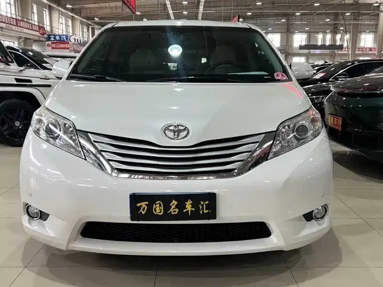Toyota Sienna 2013 3.5L 4WD Automatic фото 2