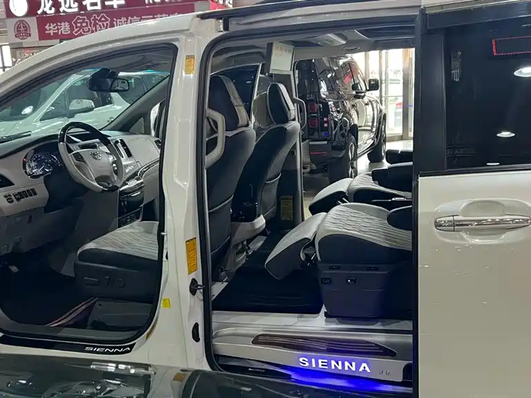 Toyota Sienna 2013 3.5L 4WD Automatic фото 10